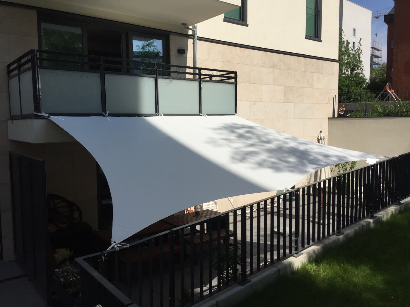 Weißes Sonnensegel, über eine Terrasse gespannt